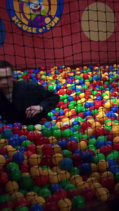 BAZINGA – Sheldon möchte das Bällebad einfach nicht verlassen