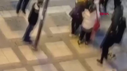 Son dakika haberleri | AVCILAR'DA GENÇ KIZLARIN KEDİ KAVGASI KAMERADA