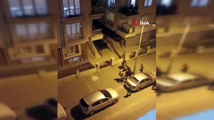 Küçükçekmece'de bıçaklı yan bakma kavgası kamerada