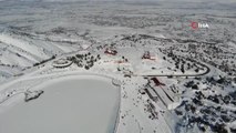 Kayak sezonunu takım elbiseyle snowboard yaparak uğurladılar