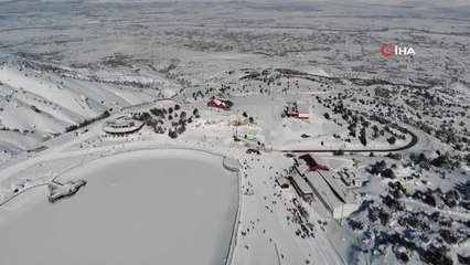 Kayak sezonunu takım elbiseyle snowboard yaparak uğurladılar