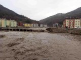 Bozkurt'ta kar sularının erimesiyle Ezine çayı taştı... Geçici köprü hasar gördü
