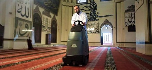 Bursa Ulu Cami'de Ramazan temizliği