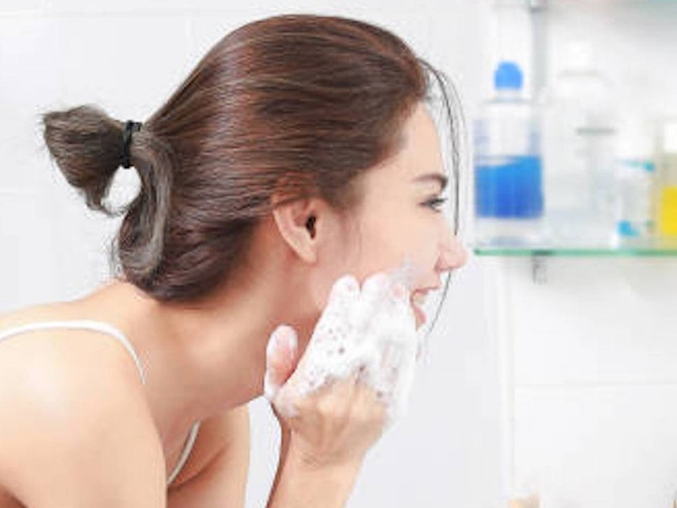 Expertin klärt auf: So oft sollten wir unser Gesicht reinigen