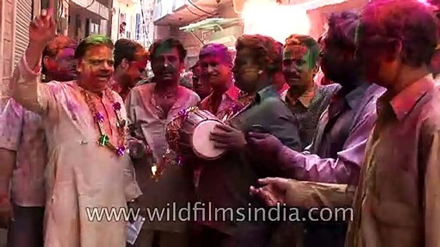 Holi ke geet_ Men singing old and traditional 'Holi' songs