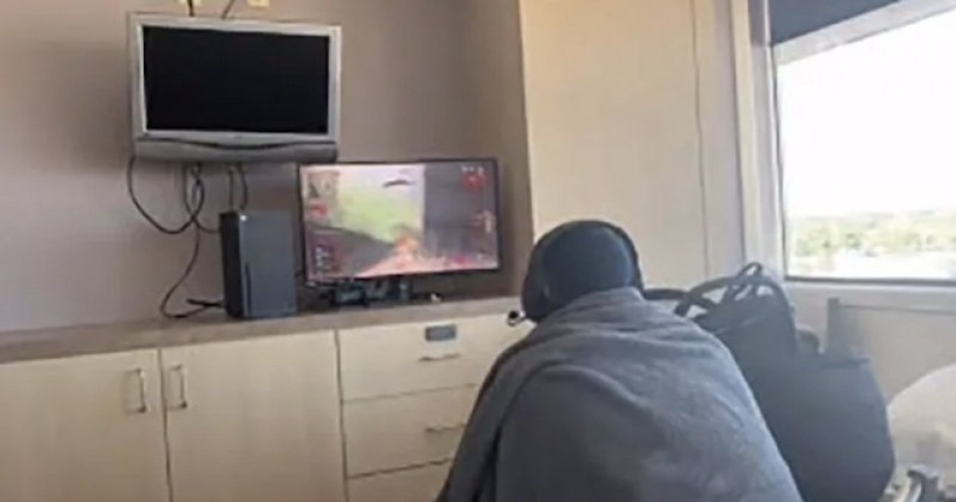 Il installe sa console de jeux à l'hôpital en attendant l'accouchement de sa femme