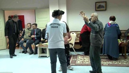 Huzurevi sakinlerine çiğ köfteli eğlence