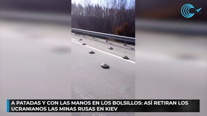 A patadas y con las manos en los bolsillos: así retiran los ucranianos las minas rusas en Kiev