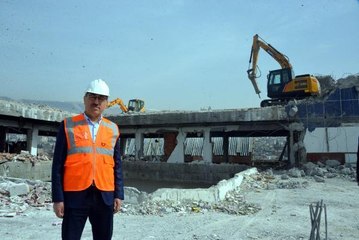 'DÜNYANIN EN SAÇMA BİNASI' ÇÜRÜK ÇIKTI