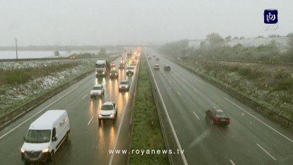 ثلوج كثيفة تغطي الطريق السريع والحقول في مدينة ليل الفرنسية