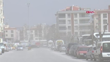 MANİSA'DA KUM FIRTINASI, ÇATIDAKİ KİREMİTLERİ UÇURDU, ARAÇLAR ZARAR GÖRDÜ