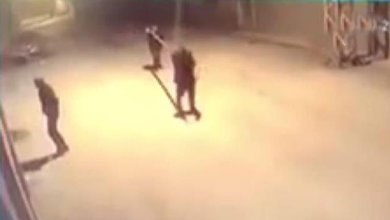 Hırsız duvardan atlarken hırsızlarla karşılaştı! O anlar saniye saniye görüntülendi