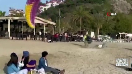 Sahile inen yamaç paraşütçüsünün çarptığı kadın yaralandı