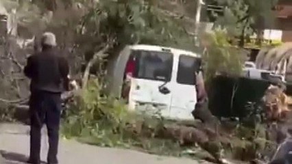 İzmir’de fırtına hayatı olumsuz etkiledi