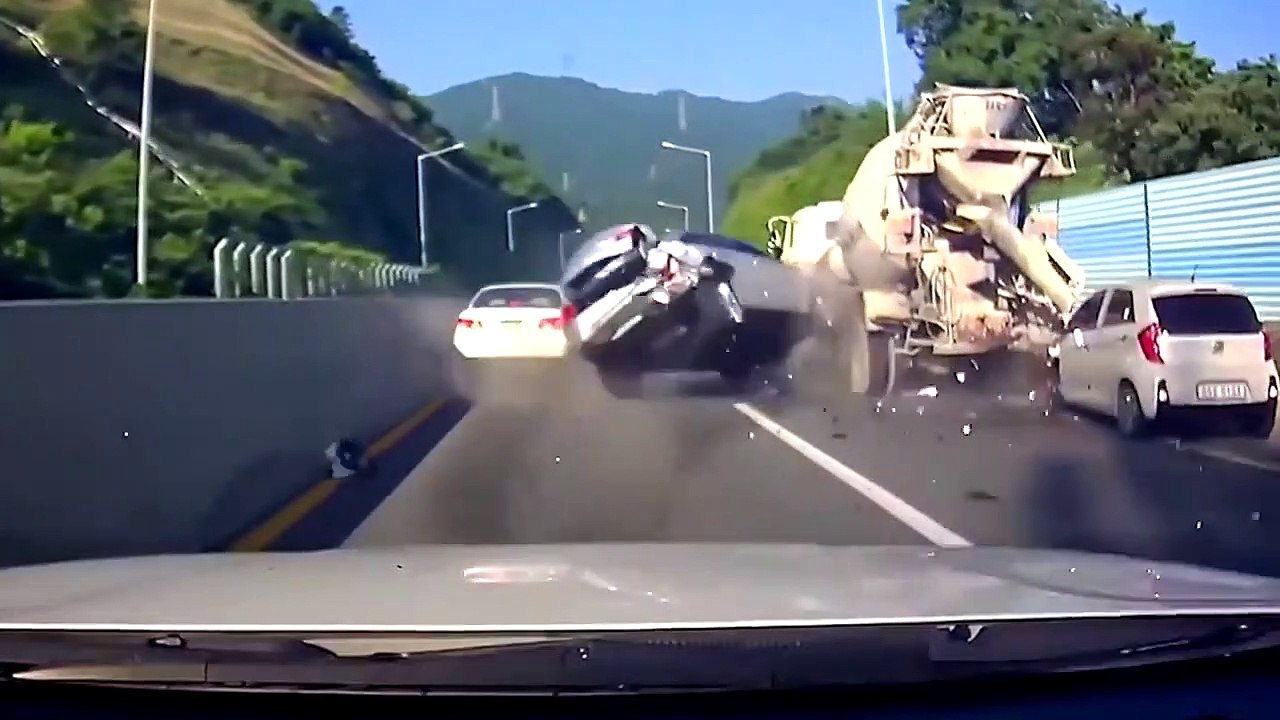 Compilation d'accident causés par les pires chauffard