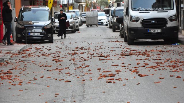 Manisa’da kum fırtınası! Çatıdaki kiremitler uçtu, araçlar hasar gördü