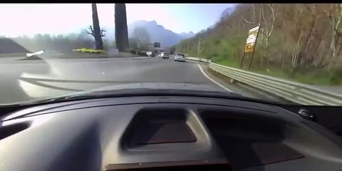 In contromano con lo scooter sullo svincolo della Statale 36: sfiorato l'incidente