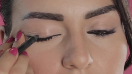 توقفي عن اقتراف أخطاء الماكياج هذه أثناء تطبيق الأيلاينر