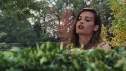 Bouton de Camélia تتألق بمجوهرات  Alma Jodorowsky