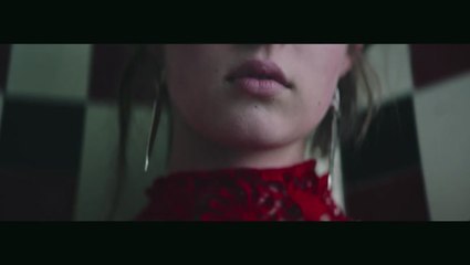 من فالينتينو أكسسوارك هذا الموسم LOVEBLADE إجعلي حقيبة أحمر الشفاه