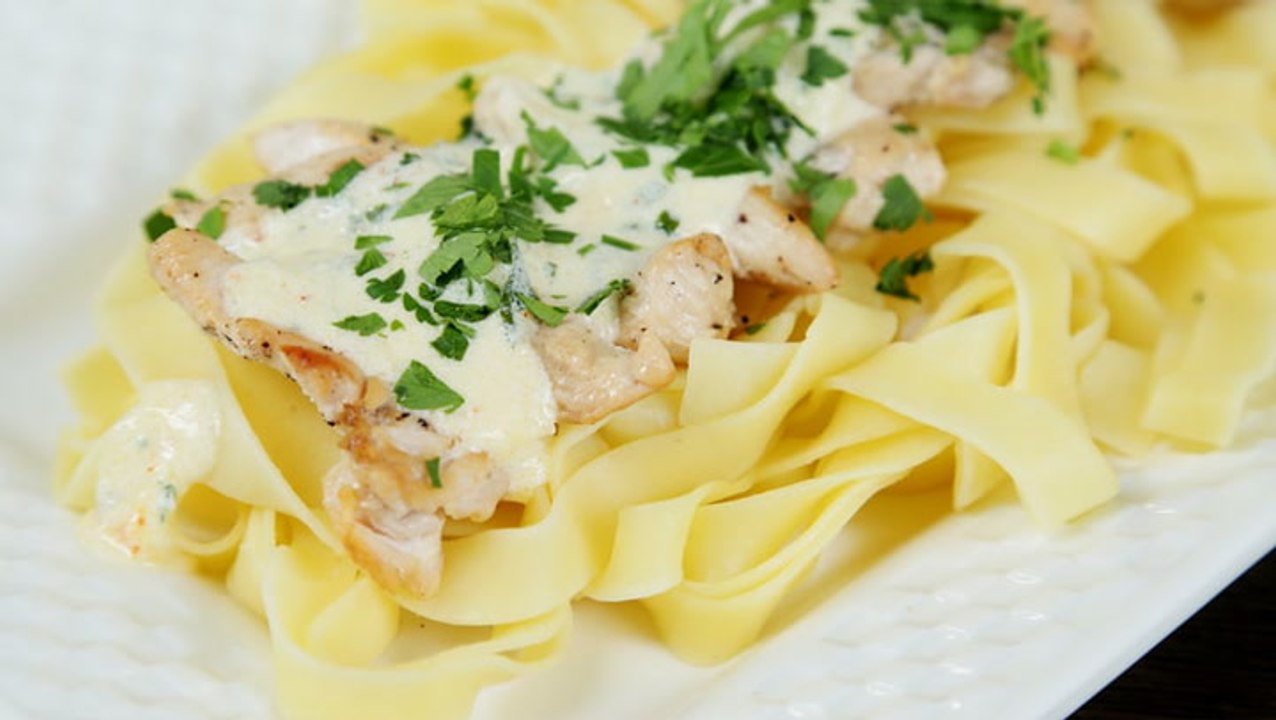 طريقة عمل فيتوتشيني الفريدو بالدجاج بالصور