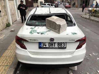 İZMİR'DE FIRTINA HAYATI OLUMSUZ ETKİLİYOR