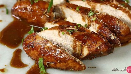 صدور دجاج متبّلة بالفرن بصلصة خل البلسميك