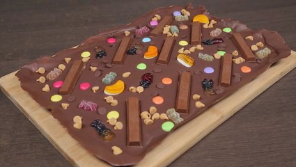 طريقة عمل لوح شوكولاتة مزين بالسكاكر بالصور