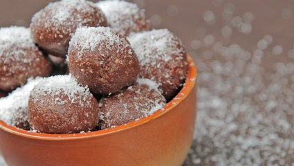 طريقة عمل كرات التمر والجوز