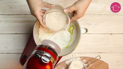 طريقة عمل البيتزا خطوة خطوة - اضافة مزيج الخميرة