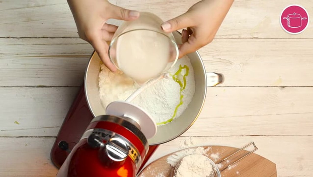 طريقة عمل البيتزا خطوة خطوة - اضافة مزيج الخميرة