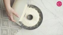 طريقة عمل كيك اسفنجي خطوة خطوة - سكب الكيك في الصينية