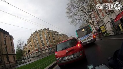 Un cycliste filme son accrochage avec un conducteur et c'est assez incroyable