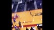 Un panier de basket tombe sur le parquet après un gros dunk