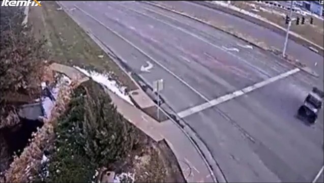 Une voiture perd ses 2 pneus qui finissent en mode bowling