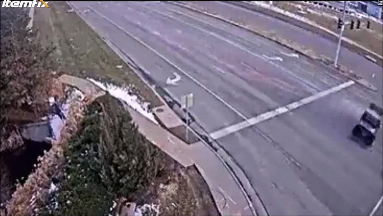 Une voiture perd ses 2 pneus qui finissent en mode bowling