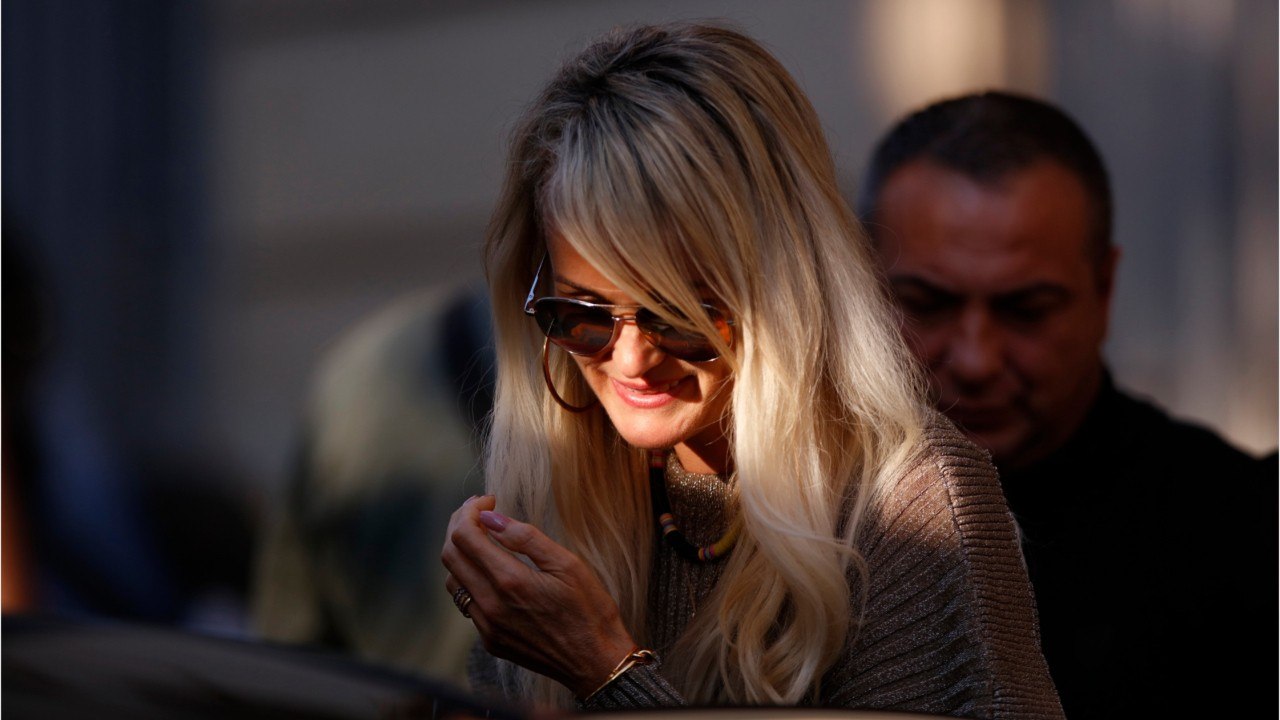 VOICI - Laeticia Hallyday malade : ce “lourd traitement médical” auquel elle va devoir se soumettre