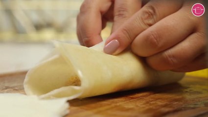 طريقة عمل سبرنغ رول خطوة خطوة - لف العجينة