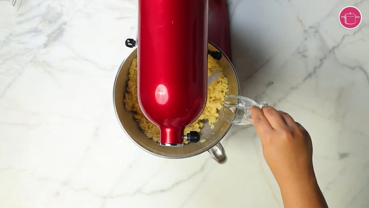 طريقة عمل المعمول خطوة خطوة - اضافة ماء الزهر