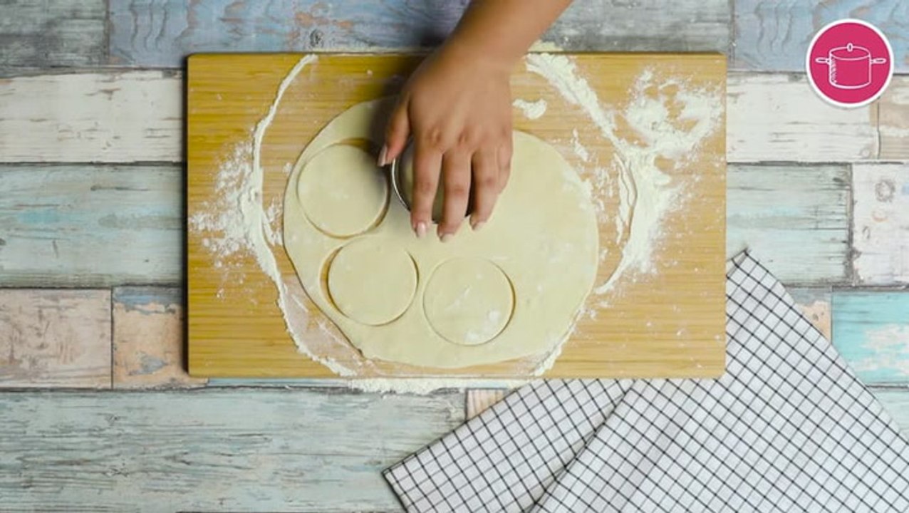 طريقة عمل السمبوسة خطوة خطوة - تقطيع العجينة