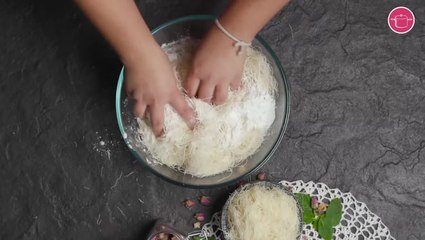 طريقة عمل الكنافة بالمهلبية خطوة خطوة - خلط العجينة