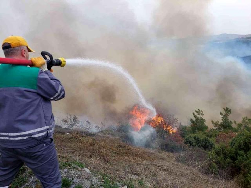 Bilecik'te küçük çaplı başlayan orman yangını giderek büyüyor