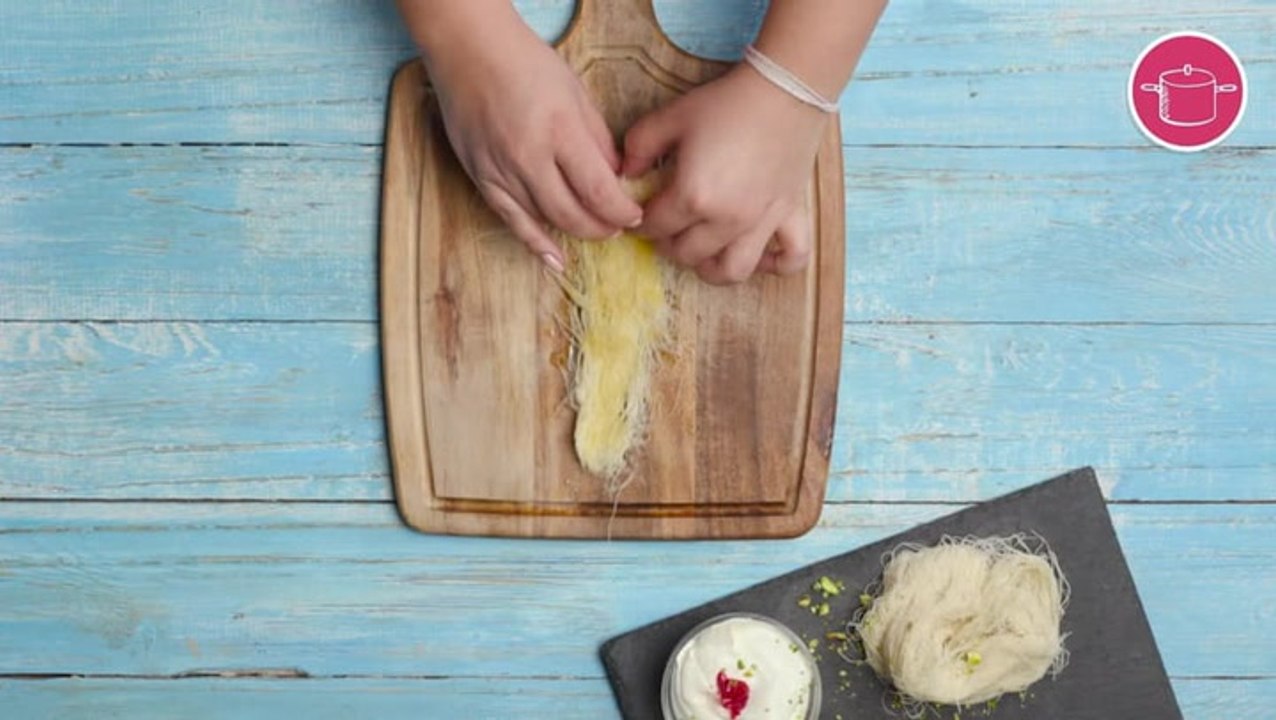 طريقة عمل الكنافة الملفوفة خطوة خطوة - لف القطع