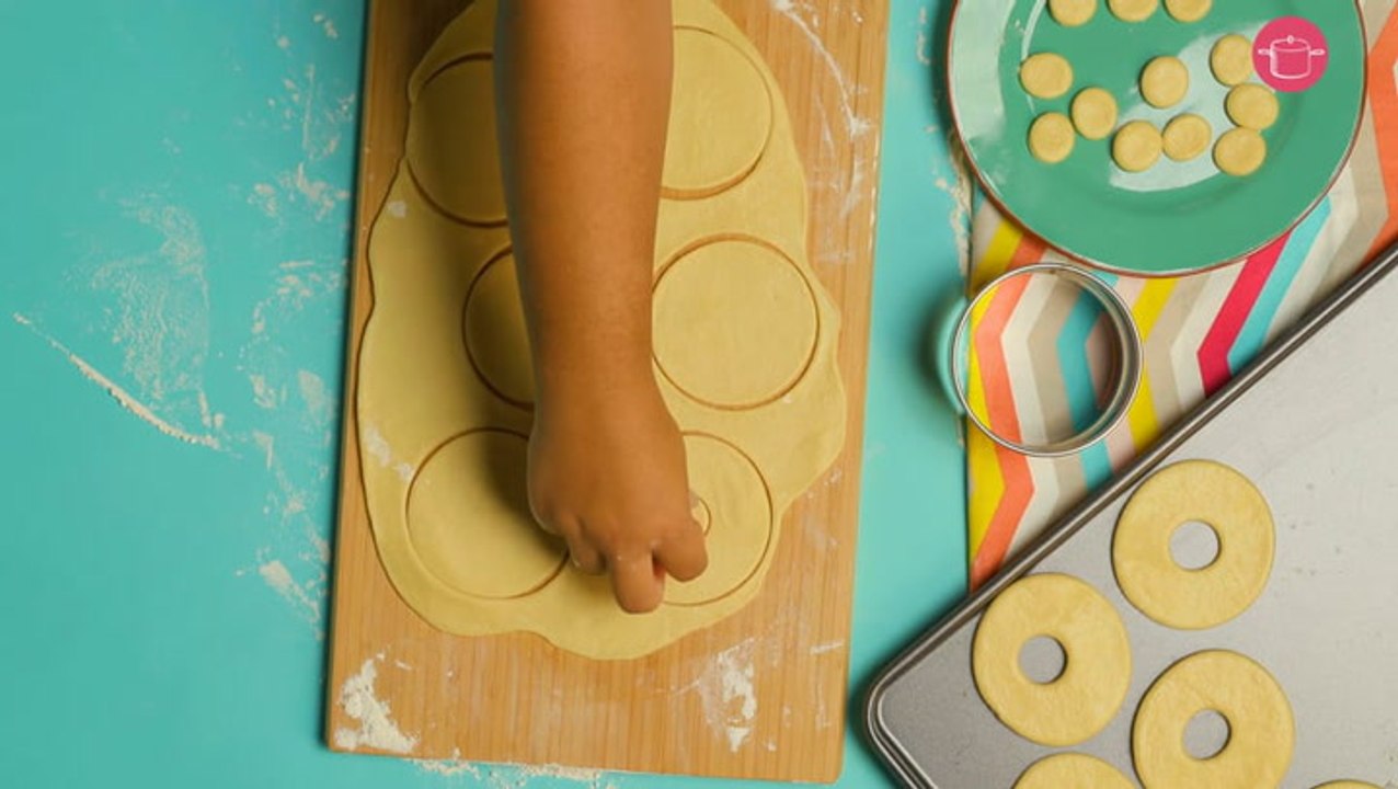 طريقة عمل دونات مشوي خطوة خطوة - تقطيع العجينة