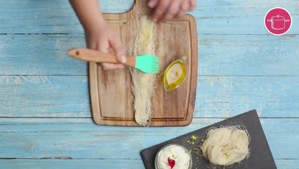 طريقة عمل الكنافة الملفوفة خطوة خطوة - دهن العجينة