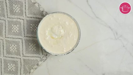 طريقة عمل كيك اسفنجي خطوة خطوة - اضافة المكونات السائلة