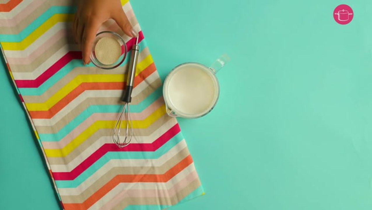 طريقة عمل البيتزا خطوة خطوة - اضافة الخميرة