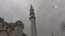 Süleymaniye Camii'nin şerefesinden parça koptu