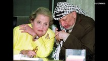 Von Bienen und Schlangen: Madeleine Albrights diplomatisches Erbe - Schmuck als Statement
