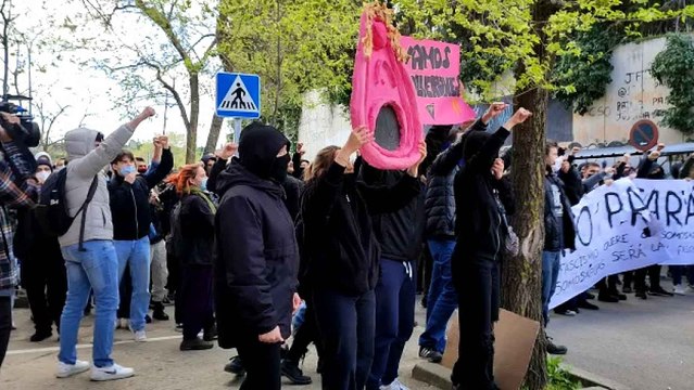 Grupos de izquierdas se enfrentan a grupos de derechas a raíz de una charla suspendida de Ortega Smith.